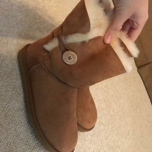 BARELY WORN SHORT UGG BOOTS BAILEY BUTTON